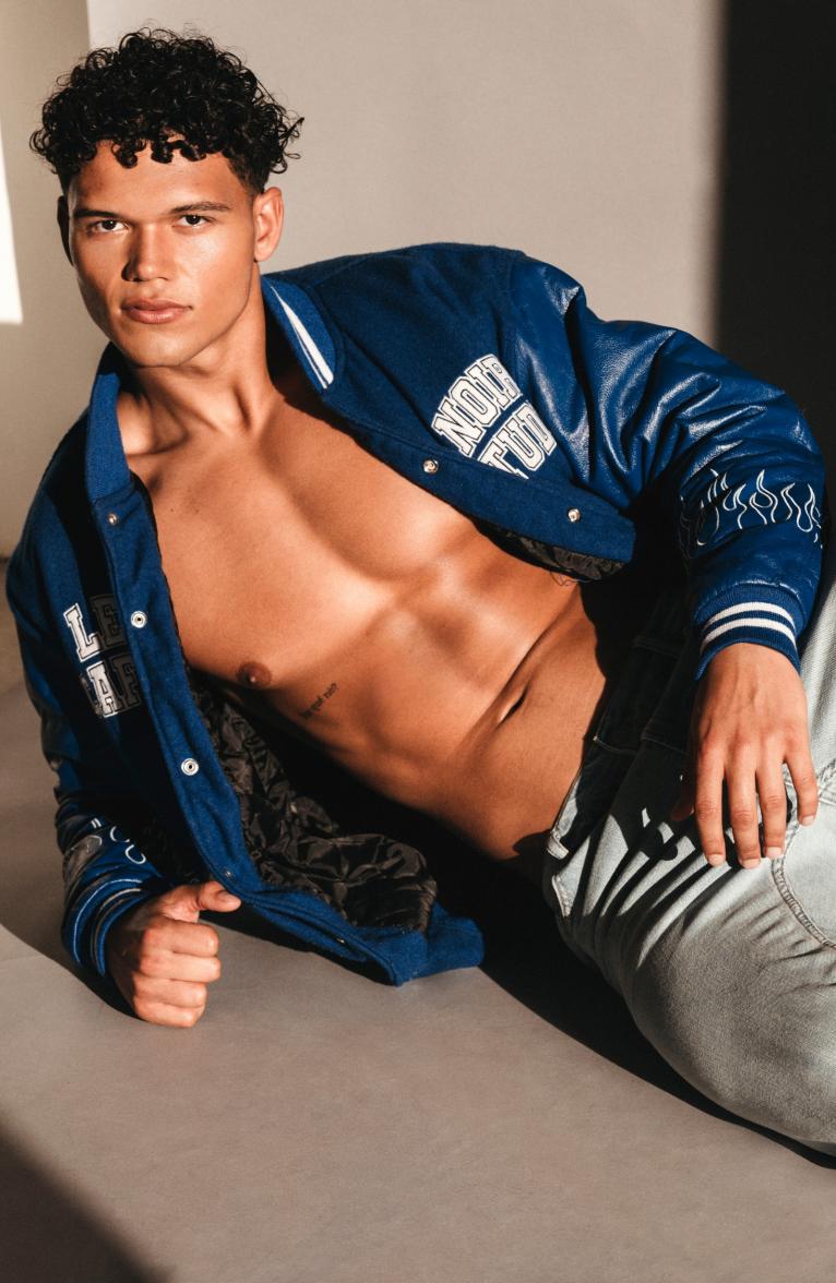 model-Max.-3910